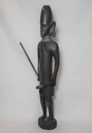 : Escultura esculpida e talhada em madeira no estilo de guerreiro nativo de uma tribo Africana carregando suas lanças de guerra - belissima peça de decoração