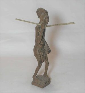 Escultura Esculpida E Talhada Em Madeira No Estilo De Homem Nativo De Uma Tribo Africana 2