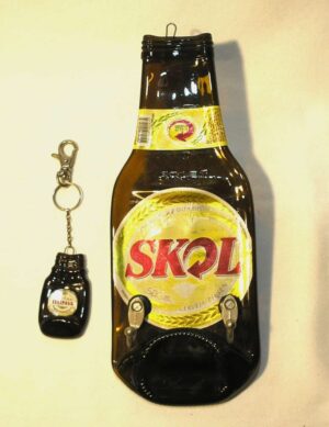 Porta Chave e chaveiro feito com garrafa de vidro Original da Skoll 500 Ml + chaveirinho de vidro de garrafa Itaipava - feito para pendurar em local adequado.