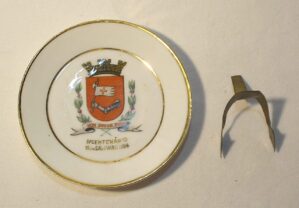 - Prato de porcelana da marca Mauá com o símbolo e escudo do IV Centenário de São Pualo - 1554 / 1954, segue tripé em bronze para exposição