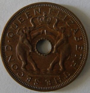 Rhodesia And Nyasaland) 1 Penny - 1963 / Queem Elisabeth 2ª - Elefantes - Holed center / Peça difícil / cod.860