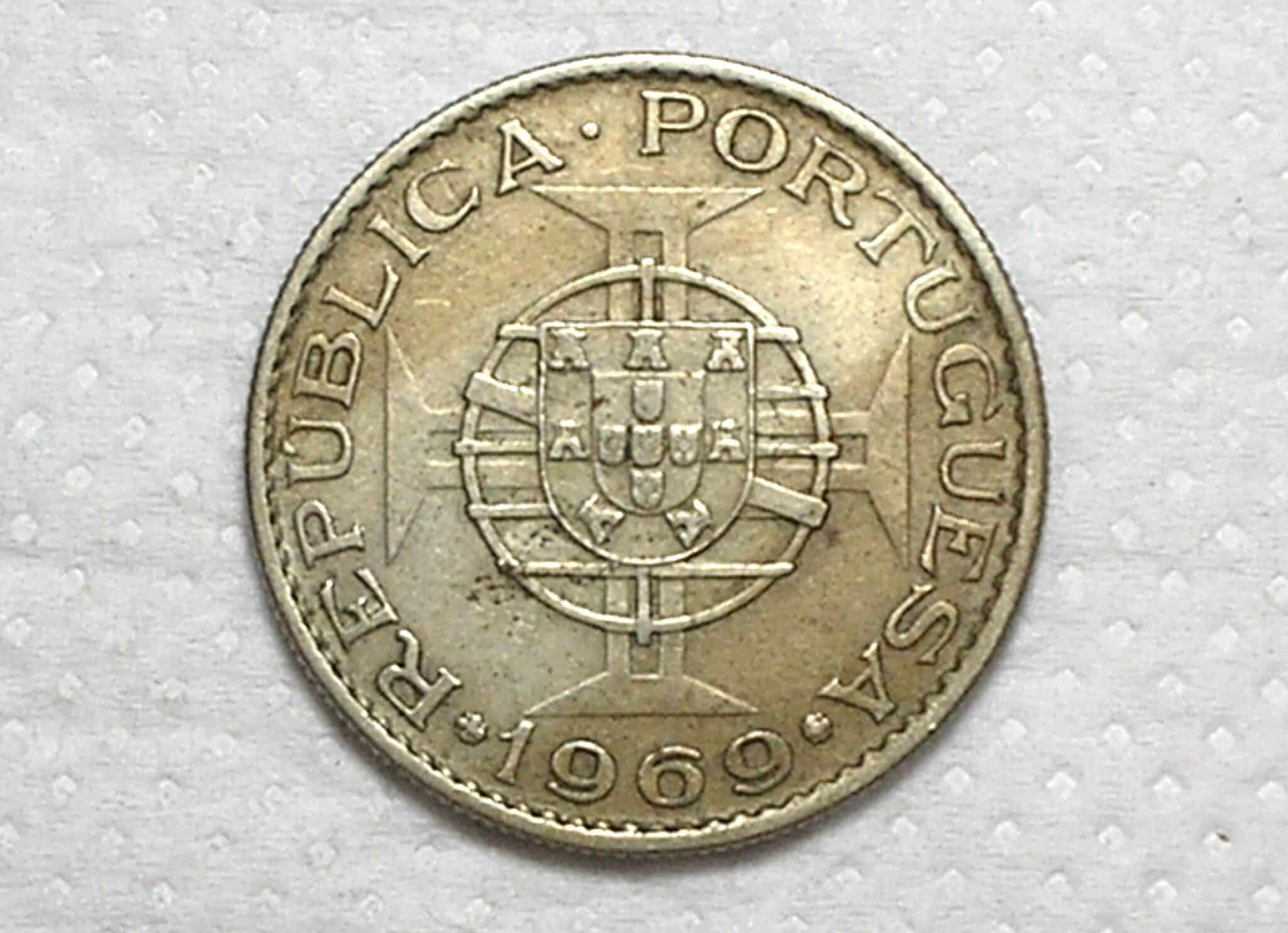 Angola) 10 Escudos - 1969 - Co/Ni - box49