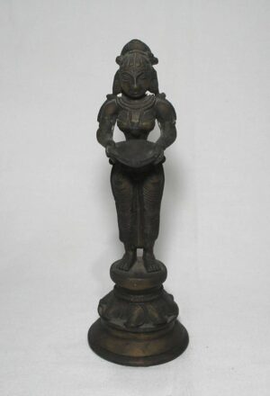 Escultura de Mulher Egipcia carregando prato de oferenda - metal bronze