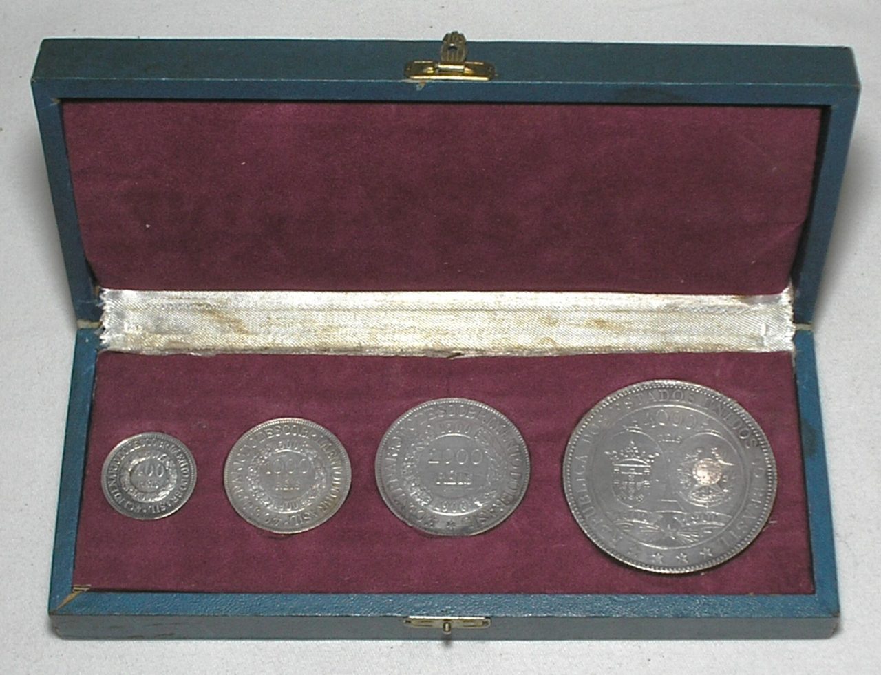 4.000 Réis - 1900 "" Estrela com 16 Raios "" / Série do 4º Centenário do Descobrimento do Brasil / Prata .917 / Flor de Cunho