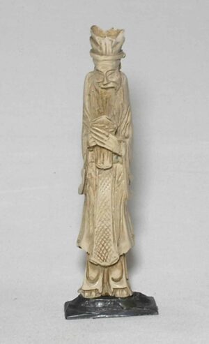 Escultura de sacerdote.