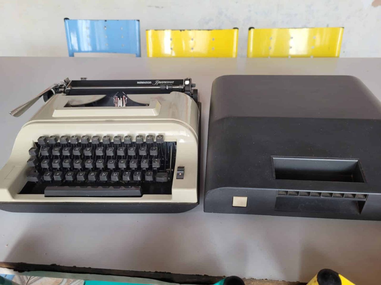 | Casa do Colecionador Maquina de escrever Remington Ipanema - bege antiga