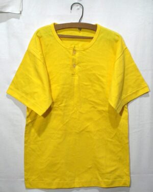 Camiseta menino veste 6 a 8 anos, na cor amarela, abertura na gola com botões, 100 algodão com melhor malha 30.1 penteada