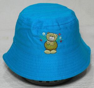 Chapeu no estilo Banho de sol com bordado frontal ursinho na cor azul, veste menino ou menina até 2 anos e mais. A melhor qualidade.