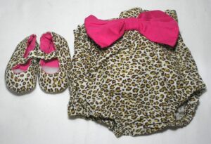 Conjuntinho Oncinha Sapatinho e Tapa fralda com laço, veste menina até 6 meses