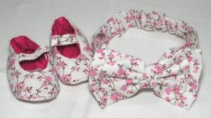 Conjuntinho Sapatinho com laço de cabeça, veste menina de 2 até 6 meses