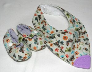 Conjuntinho Sapatinho e Babador atoalhado tipo bandana com Mordedor na ponta, veste menina de 3 a 6 meses