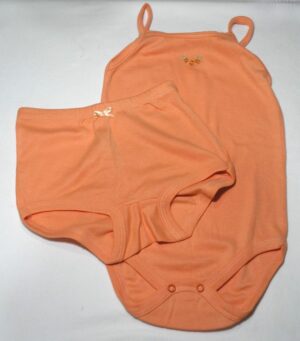 Conjunto duas peças Body com shortinho na cor de Abóbora em malha com detalhes em bordado floral e lacinho, veste menina de 2 e 3 para 4 anos