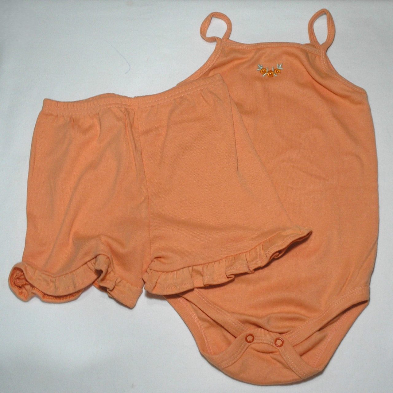 Conjunto duas peças Body com shortinho na cor de Abóbora em malha com detalhes em bordado floral, veste menina de 1 para 2 anos