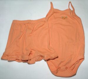 Conjunto Duas peças Body com shortinho na cor de Abóbora em malha com detalhes em bordado floral, veste menina de 3 a 6 meses