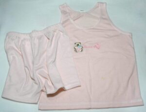 Conjunto malha duas peças camiseta e short na cor Rosa, bordado ursinho Beautiful, veste menina 2 anos