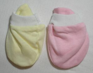 Dois Pares de luvinhas para Recém nascida na cor Rosa e Amarelo em malha - menina