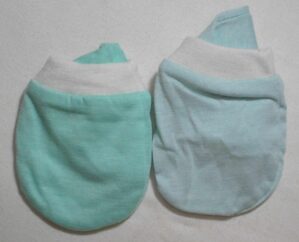 Dois Pares de luvinhas para Recém nascido na cor Verde e Azul Claro em malha - menino