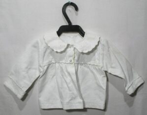 Jaqueta da cor branca fustão aplicado em pontos, gola e manga comprida, para diversas saídas e ocasiões, veste menina de 1 a 3 meses