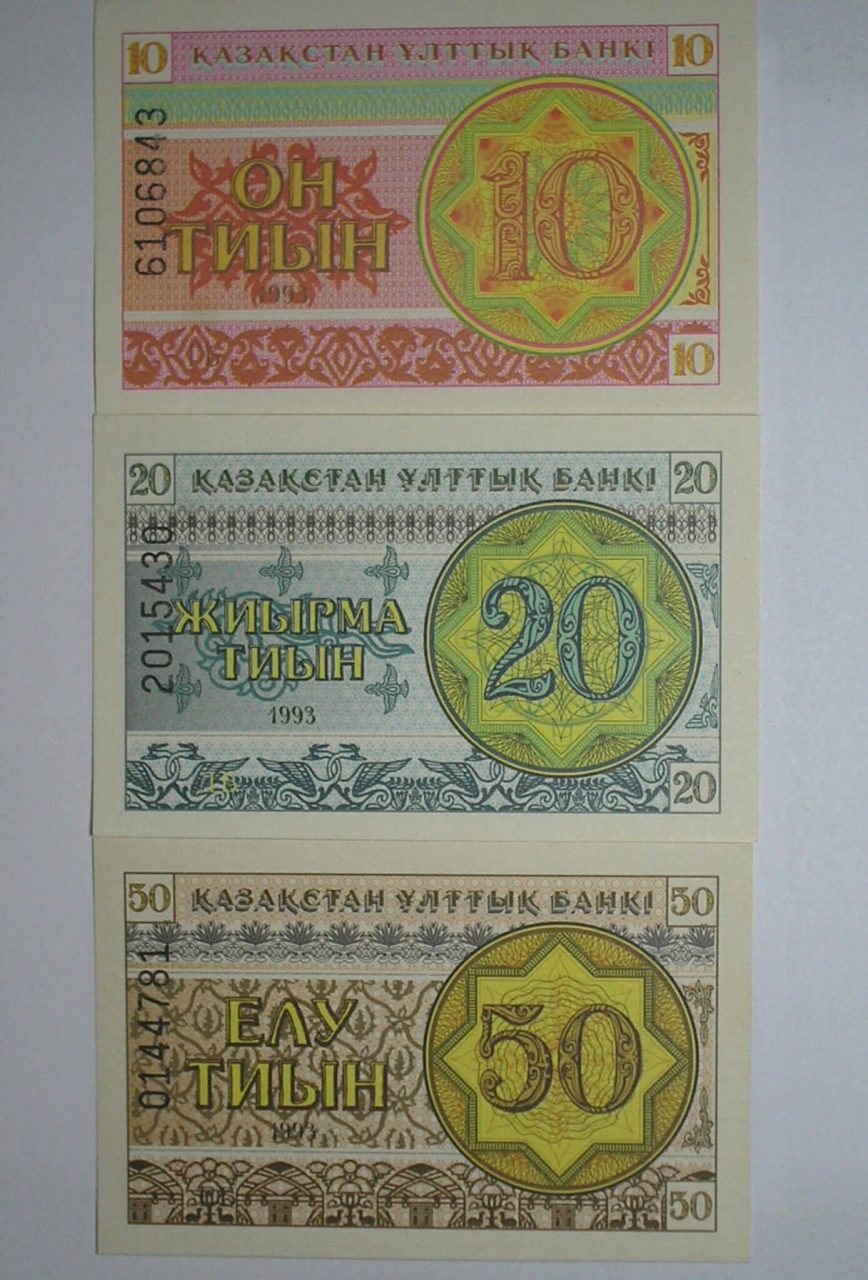 Kazaquiistão / Cédula Estrangeira / 10 - 20 - 50 Tyin - 1993 / / Flor de Estampa