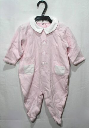 Macacão bebê menina veste 3 meses na cor rosa e bordado frontal com detalhe de dois bolos e gola branca - pé fechado - 100% algodão