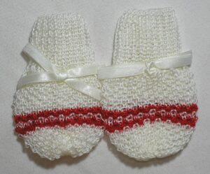 Par de luvinhas para Recém nascido na cor Branca com lista vermelha em tricô com laço - menino