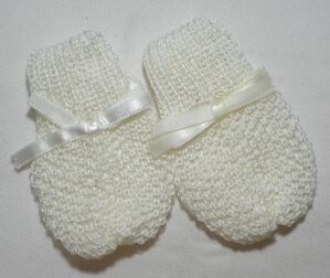 : Par de luvinhas para Recém nascido na cor Branca em tricô com lacinho - menina ou menino