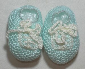 Par de Sapatinho para Recém nascido na cor Azul claro com detalhes em branco em tricô - menino