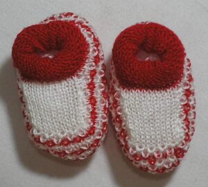 Par de Sapatinho para Recém nascido na cor vermelho e branco cano longo em tricô - menino