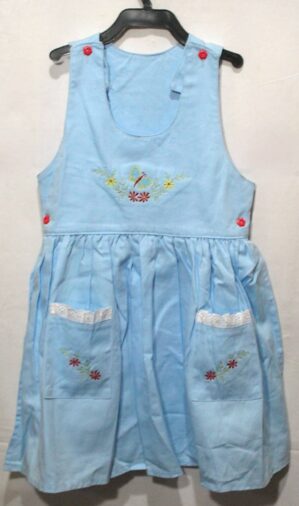 Vestido infantil azul sem mangas com decoração floral e borboleta com dois bolsos floral e renda, veste menina 4 anos