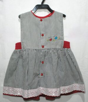 Vestido infantil listrado com acabamento em vermelho sem mangas bordado e bainha em renda, veste menina 2 anos