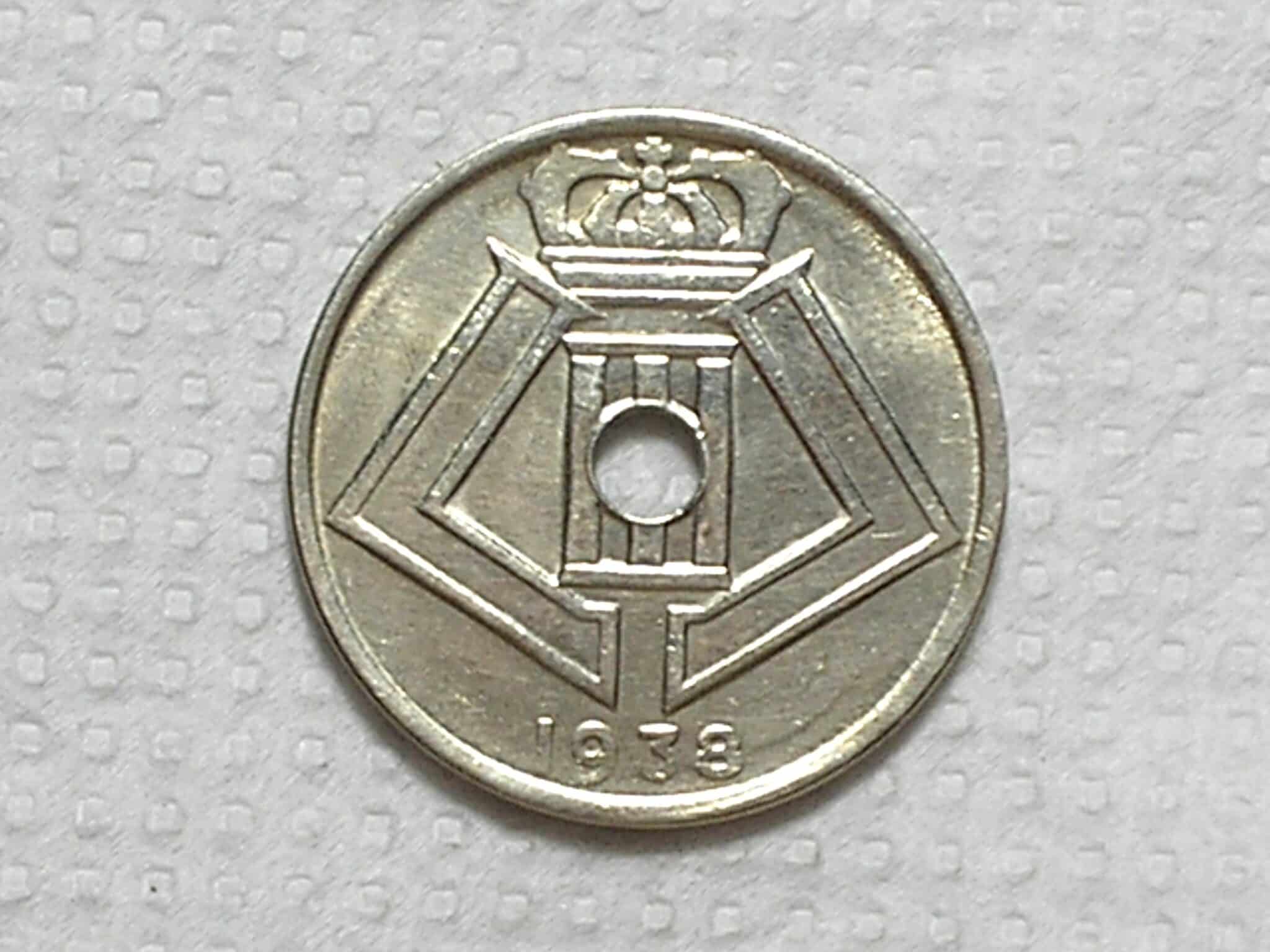 Belgica) 25 Centimes - 1938 / Belgie e Belgique / 6,4g - 25mm / Holed center / Ni/Bras / S/Fc / box53.1