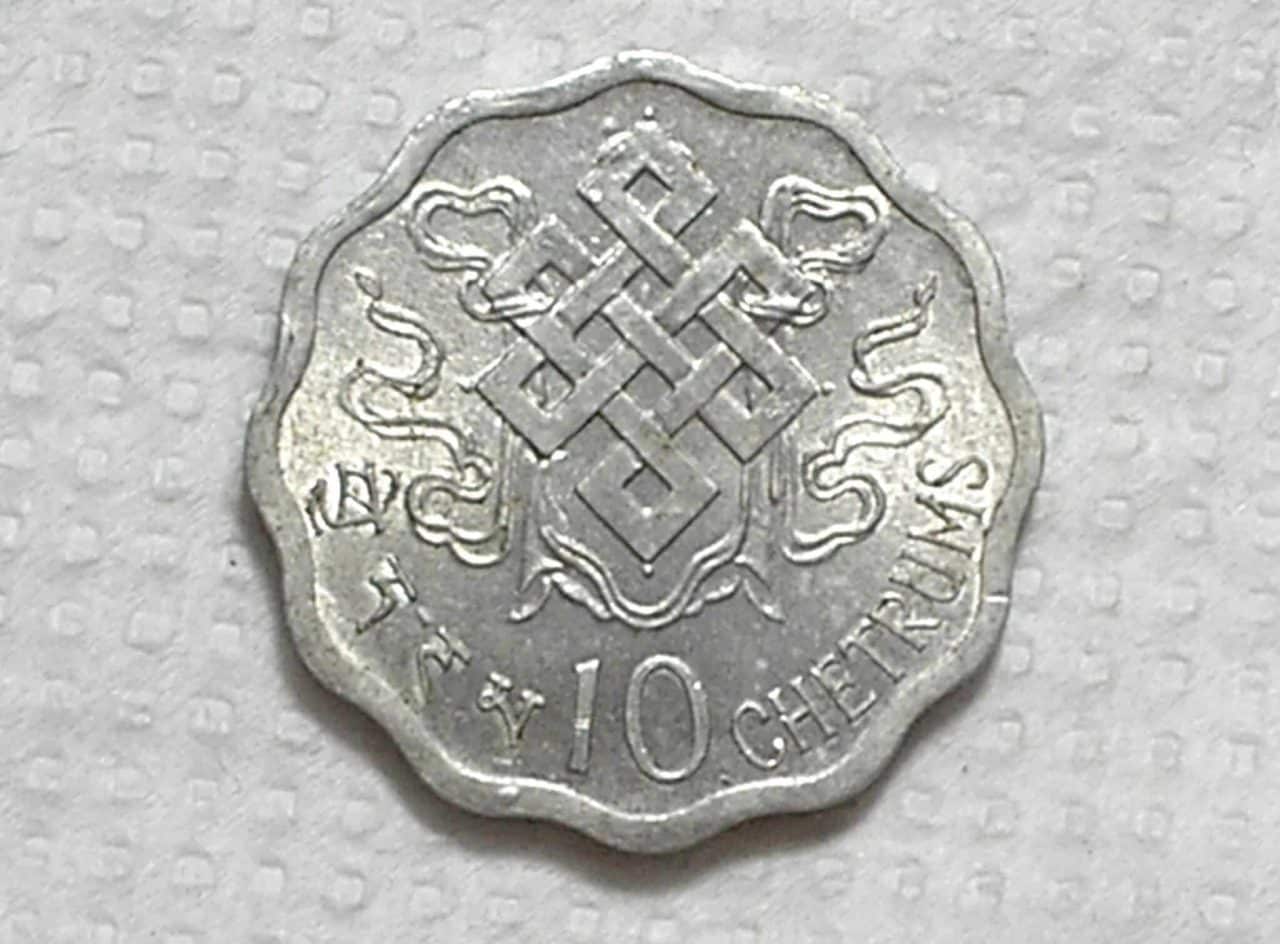Bhutan) 10 Chetrums - 1974 / 2,27g - 26mm / Al / Flor de cunho / box53