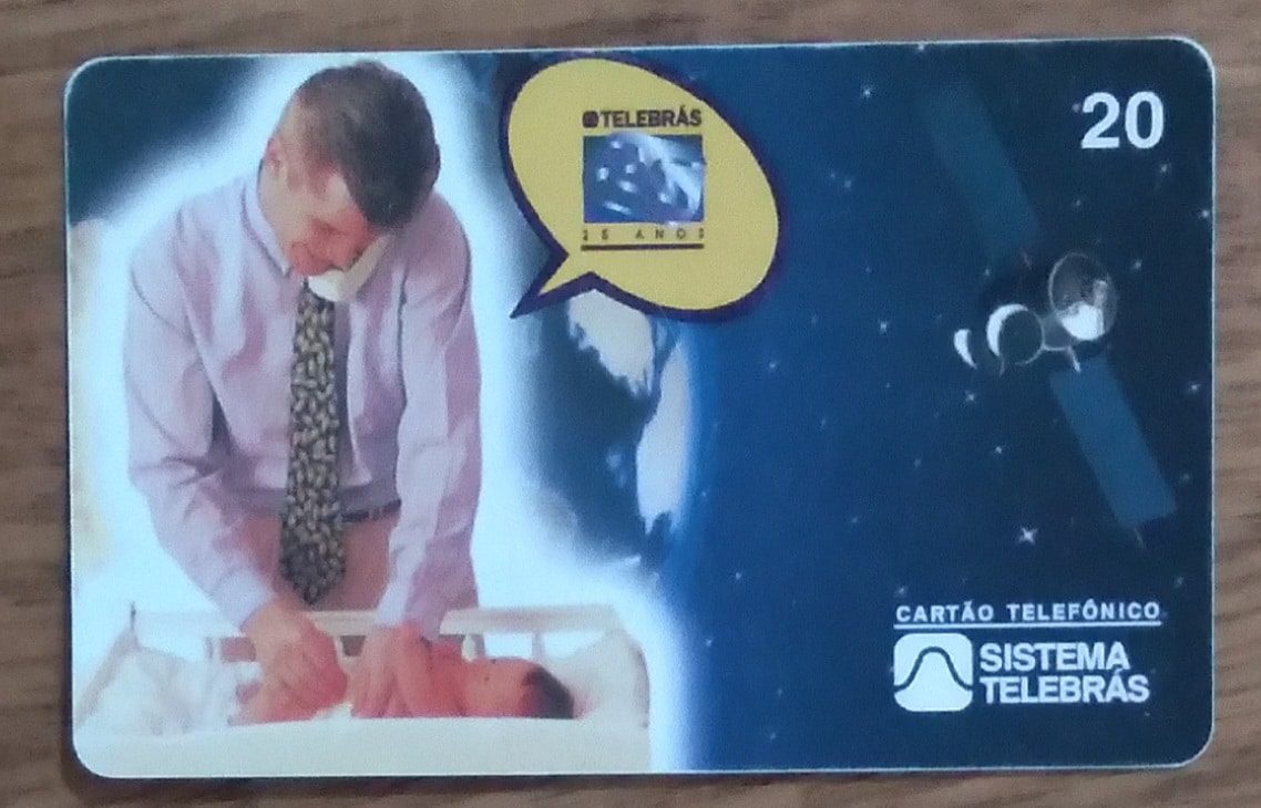 Cartão telefone Brasil Sistema Telebras Acre 199712. Aniversário 25 anos. Homem troca fraldas do bebê.