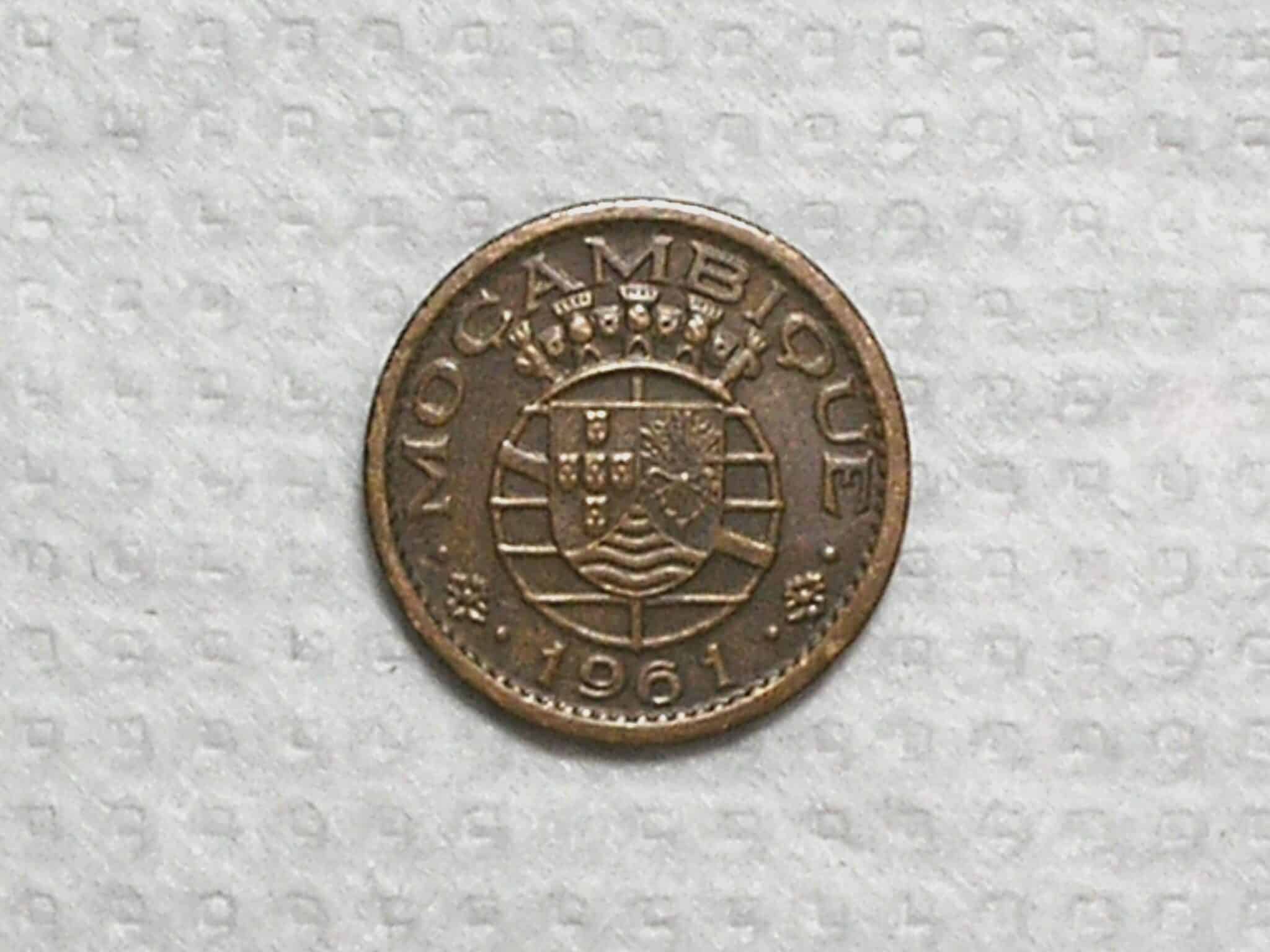 Moçambique) 10 Centavos - 1961 / 16mm / Bronze / box53