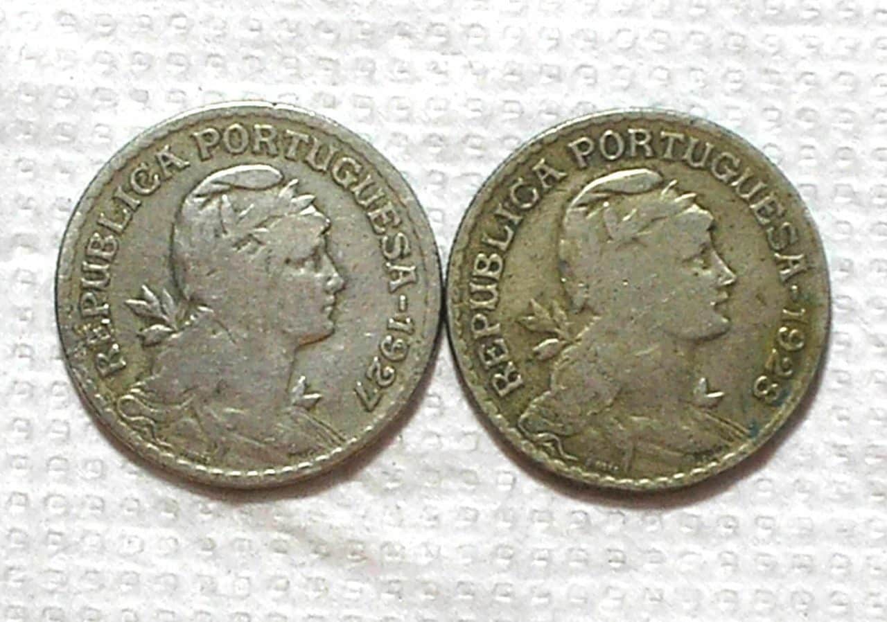 Portugal) 1 Escudo - 1927 e 1928 / Escassa / 26mm / Co/Ni / box54.2
