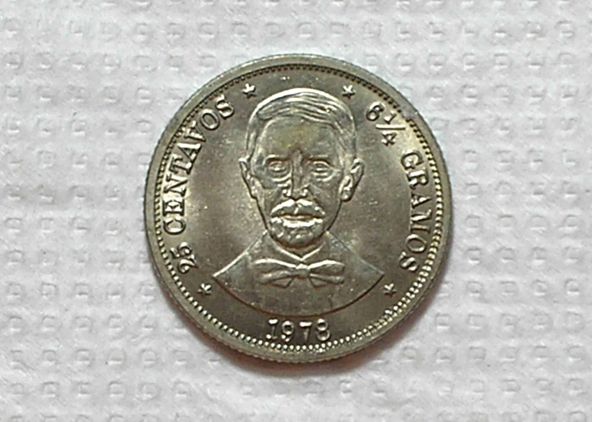 República Dominicana) 25 Centavos - 1978 / 1ª da série / 6,2g - 24mm / Co/Ni / Flor de cunho / box54