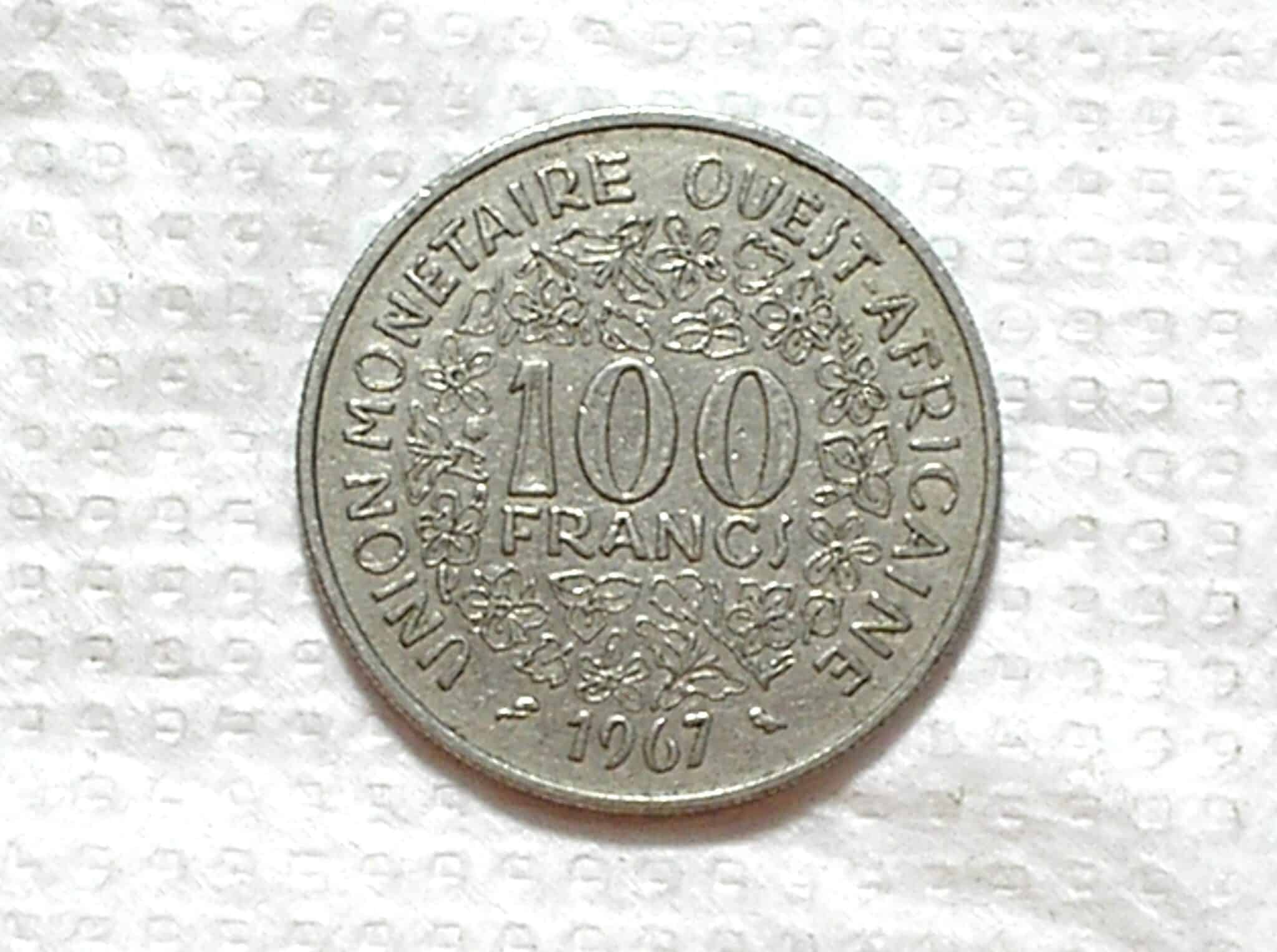 West African States) 100 Francs - 1967 / 1ª da série / 7g - 26mm / Ni / box54