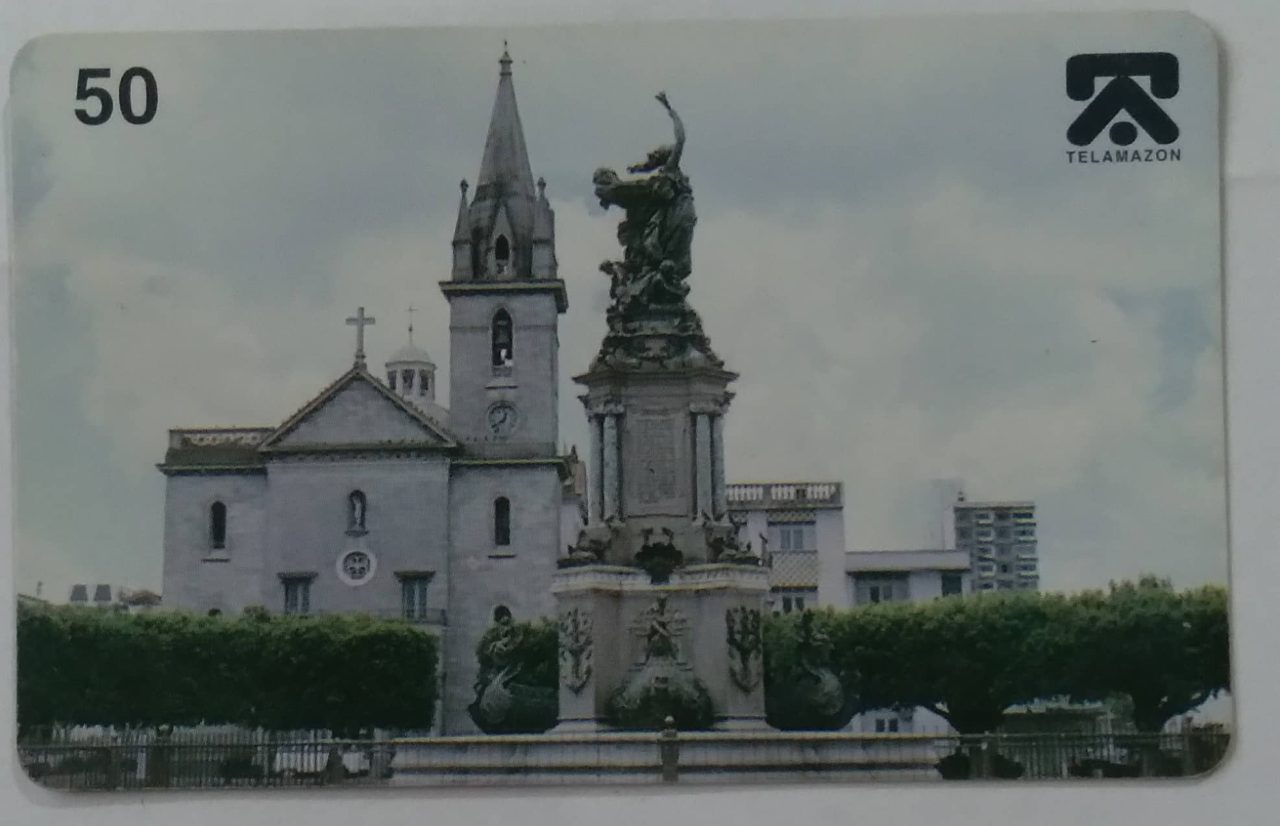 Cartão telefone Brasil Telamazon 199811. Praça São Sebastião com igreja ao fundo.