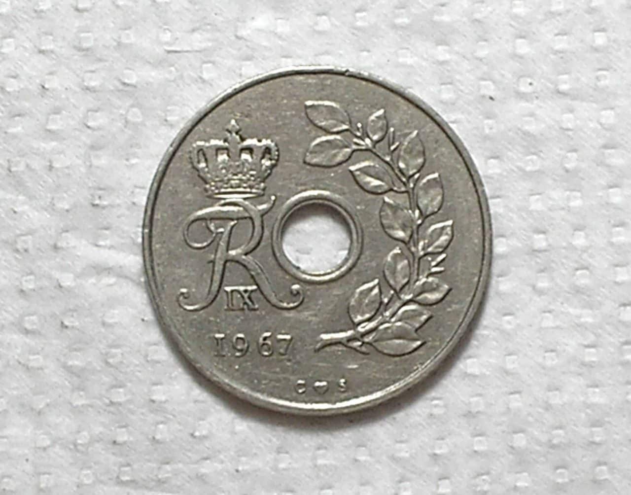 Dinamarca) 25 Ore - 1967 / Holed center / 22mm / Co/Ni / box55.1