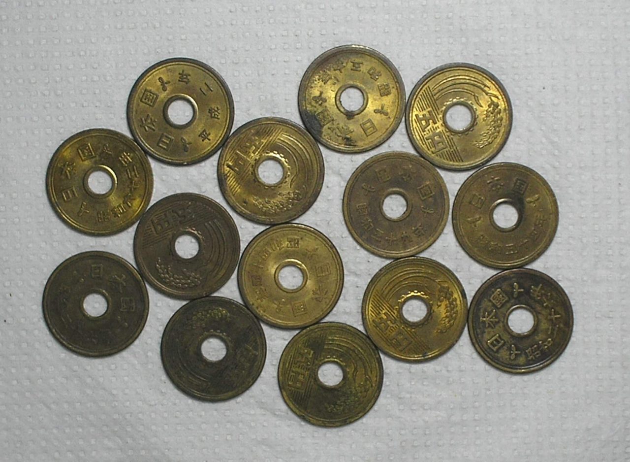 Japão) 14 moedas furadas (Holed center) m450