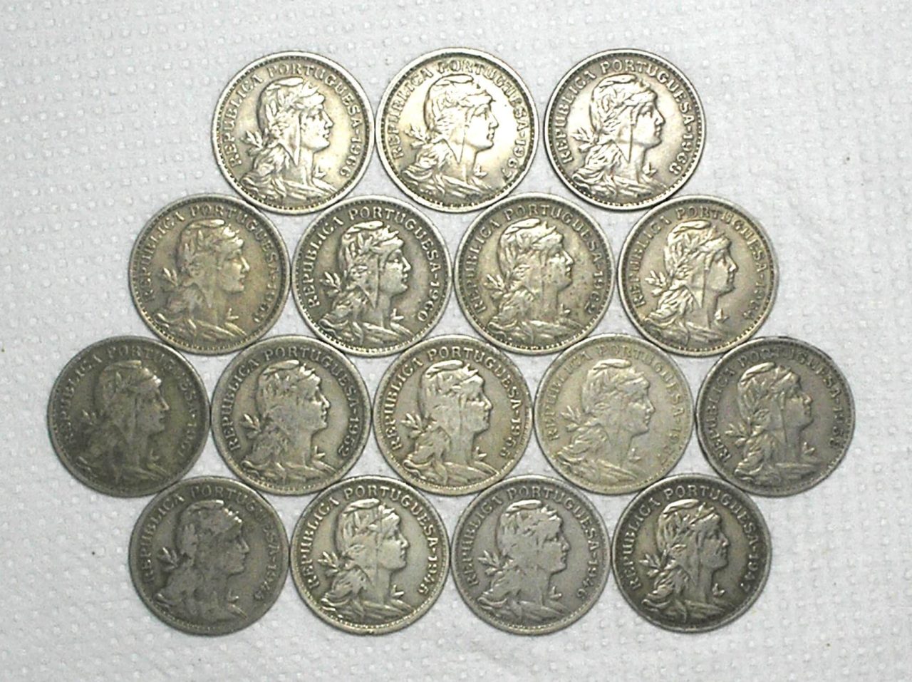 Portugal) 50 Centavos - 1944/45/46/47/51/52/55/57/58/59/60/62/64/66/67/68 = 16 moedas / co/Ni / m450
