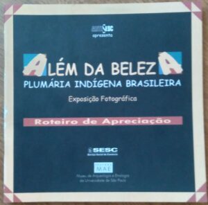 Livro grampeado Além da beleza Plumaria indígena brasileira. Sem poster.