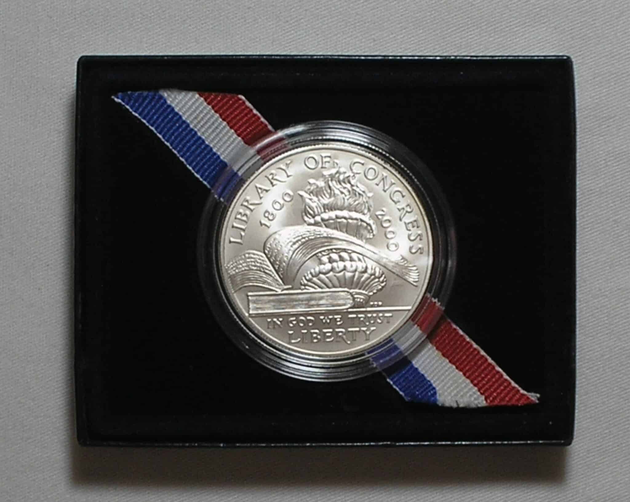 Usa) Estojo 1 Dollar - 2000-P "Comemorativa ao bicentenário da Biblioteca do congresso" / Uncirculated / Prata .900 / cod. ems.2 Usa) Estojo 1 Dollar - 2000-P "Comemorativa ao bicentenário da Biblioteca do congresso" / Uncirculated / Prata .900 / cod. ems.2