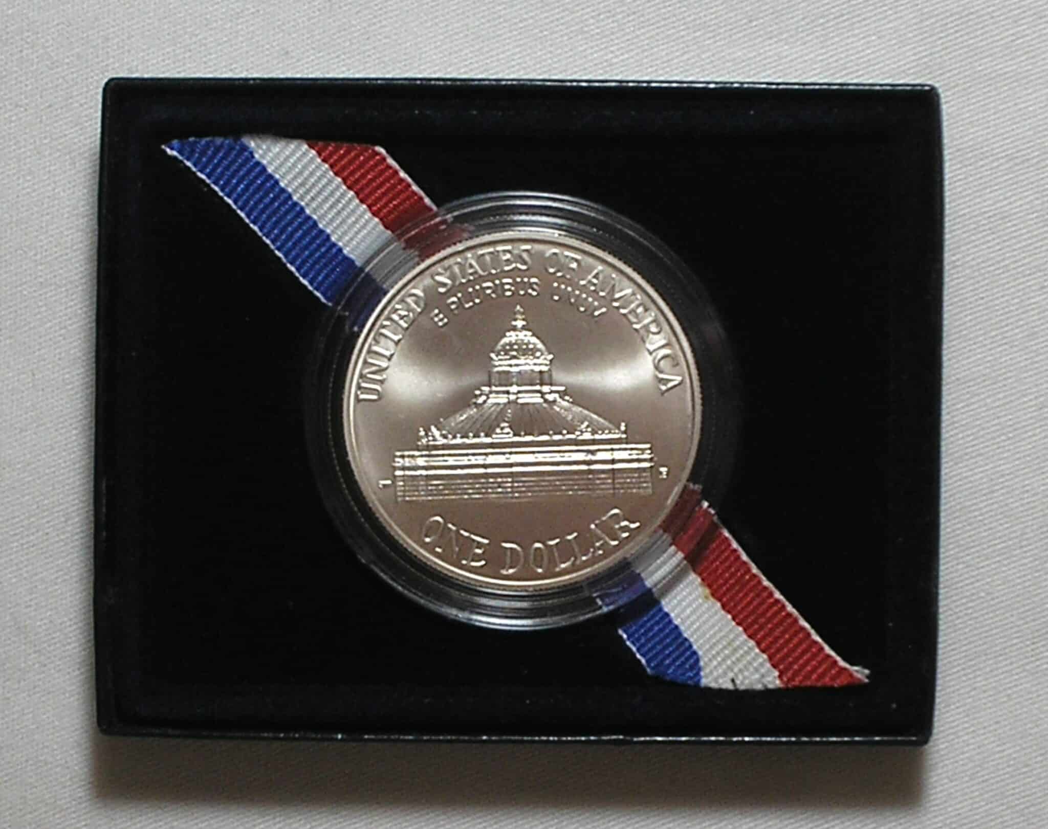 Usa) Estojo 1 Dollar - 2000-P "Comemorativa ao bicentenário da Biblioteca do congresso" / Uncirculated / Prata .900 / cod. ems.2 Usa) Estojo 1 Dollar - 2000-P "Comemorativa ao bicentenário da Biblioteca do congresso" / Uncirculated / Prata .900 / cod. ems.2