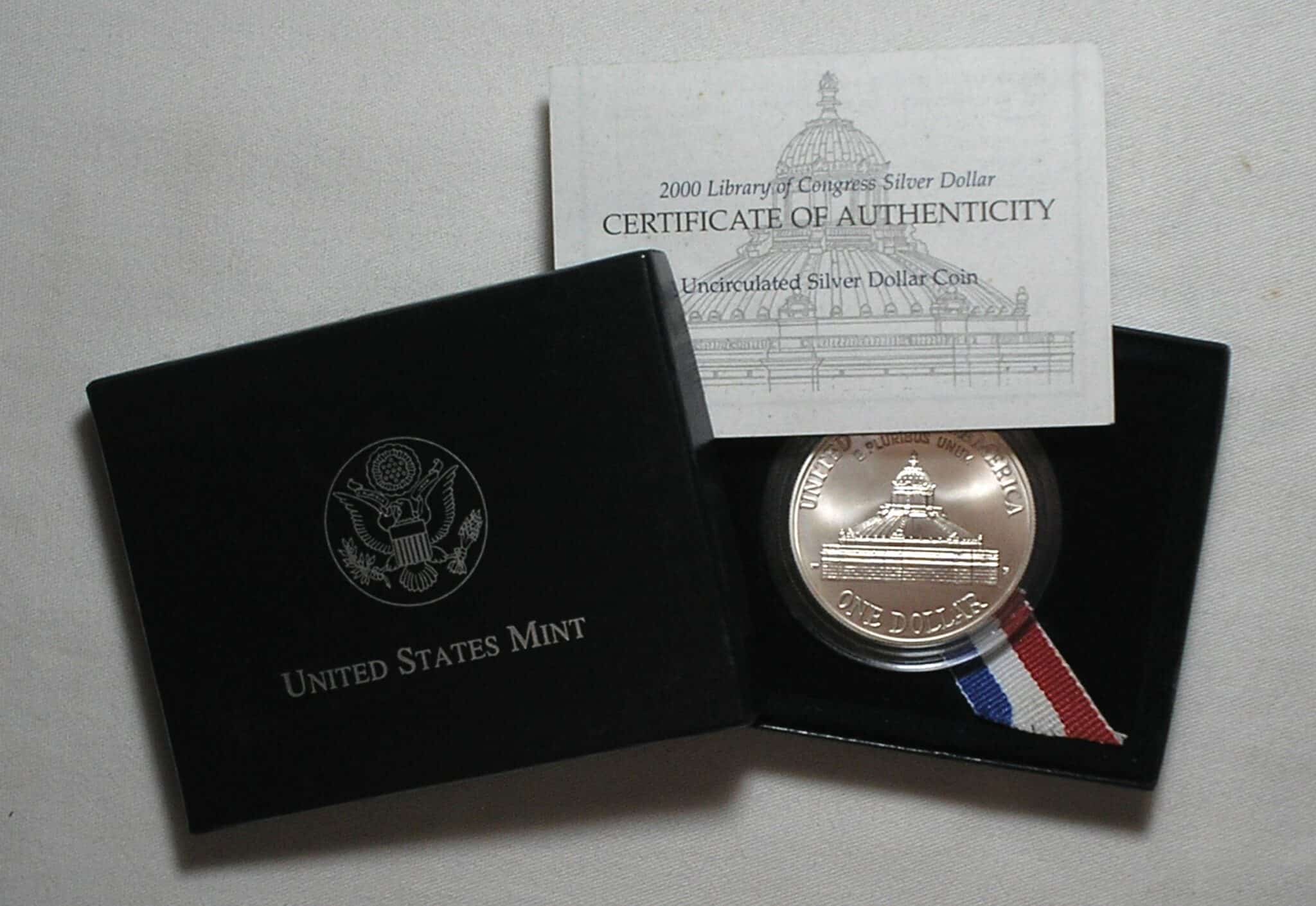 Usa) Estojo 1 Dollar - 2000-P "Comemorativa ao bicentenário da Biblioteca do congresso" / Uncirculated / Prata .900 / cod. ems.2 Usa) Estojo 1 Dollar - 2000-P "Comemorativa ao bicentenário da Biblioteca do congresso" / Uncirculated / Prata .900 / cod. ems.2