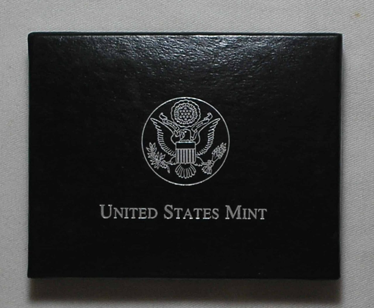 Usa) Estojo 1 Dollar - 2000-P "Comemorativa ao bicentenário da Biblioteca do congresso" / Uncirculated / Prata .900 / cod. ems.2 Usa) Estojo 1 Dollar - 2000-P "Comemorativa ao bicentenário da Biblioteca do congresso" / Uncirculated / Prata .900 / cod. ems.2