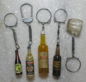 4 Chaveiros garrafas de bebida e caneca antigos de coleção com diferentes detalhes e motivos diversos - são raros
