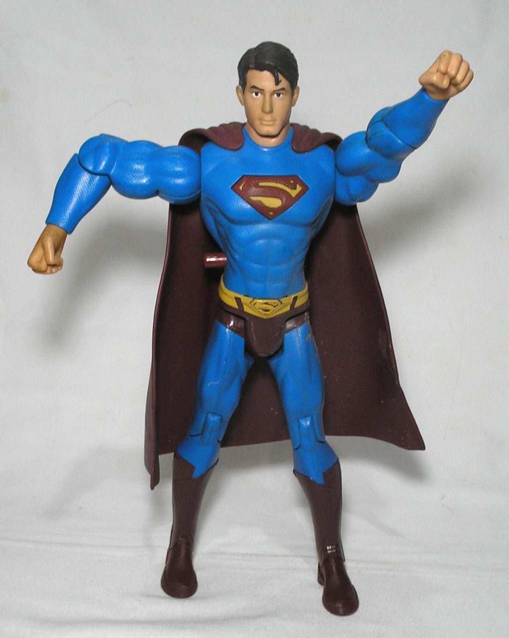 Boneco - Super Homem, Todo Articulado e com função de botão para articular braços em movimentos, fica em pé, Tamanho 30 cm altura / Original Mattel capa marron