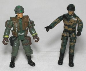 Bonecos - Dois Soldados em ação - articulados em movimentos, ficam em pé, Tamanho 10 e 9 cm