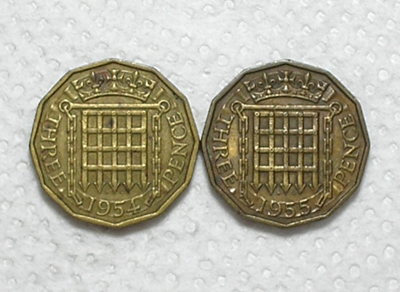 Inglaterra) 3 Pence - 1954 / 1955 / Elizabeth II / Ni/Bz / Mbc / box56